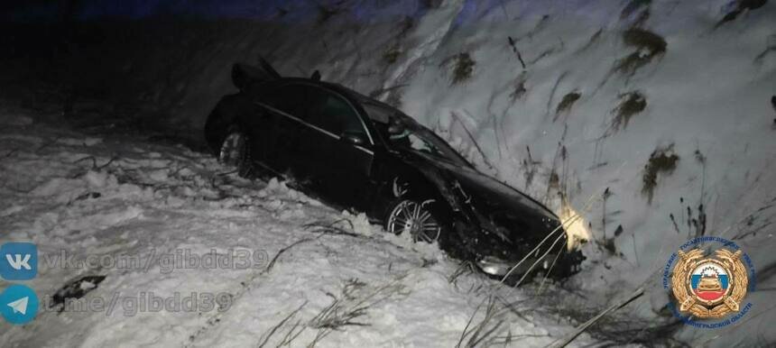 Под Неманом водитель легковушки вылетел с трассы в кювет, его увезли в больницу - Новости Калининграда | Фото: канал Госавтоинспекции Калининградской области / Telegram
