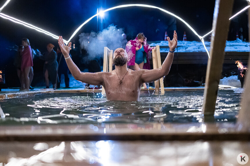 Лёд, прорубь и смельчаки: как прошли крещенские купания в Калининградской области (фоторепортаж) - Новости Калининграда | Фото: Александр Подгорчук / «Клопс»