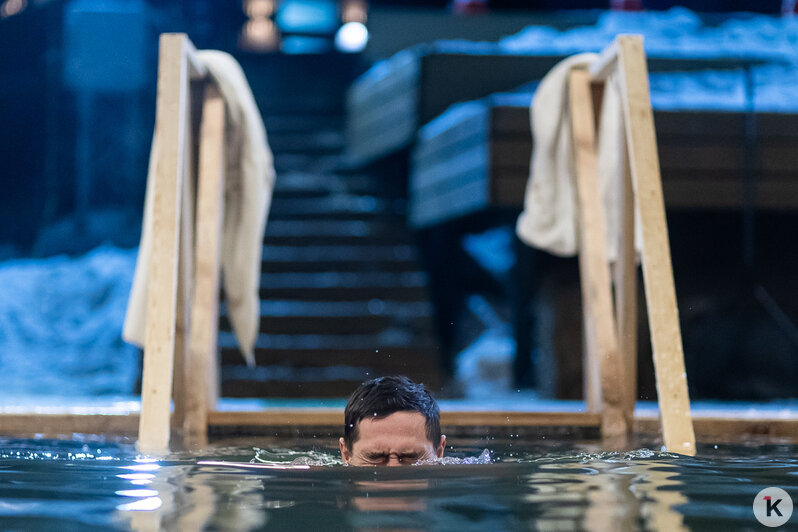 Лёд, прорубь и смельчаки: как прошли крещенские купания в Калининградской области (фоторепортаж) - Новости Калининграда | Фото: Александр Подгорчук / «Клопс»