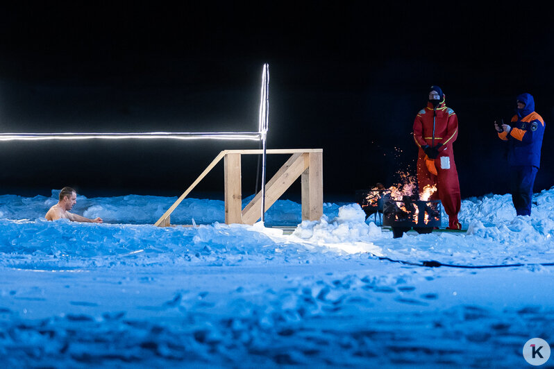 Лёд, прорубь и смельчаки: как прошли крещенские купания в Калининградской области (фоторепортаж) - Новости Калининграда | Фото: Александр Подгорчук / «Клопс»