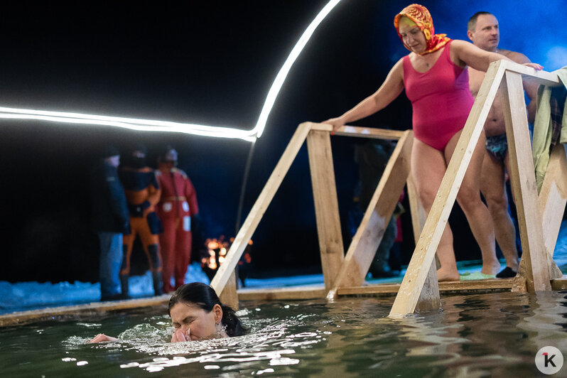 Лёд, прорубь и смельчаки: как прошли крещенские купания в Калининградской области (фоторепортаж) - Новости Калининграда | Фото: Александр Подгорчук / «Клопс»