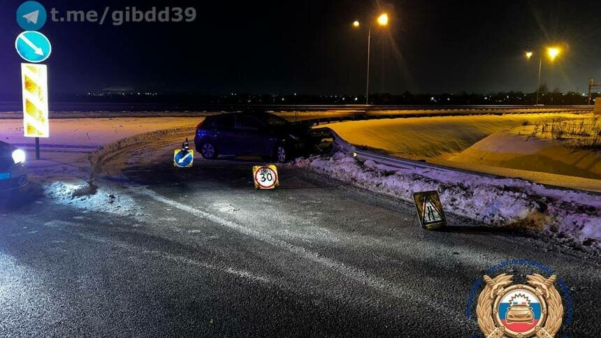 Стальное ограждение выдержало, авто помято: на трассе Калининград — Черняховск Hyundai въехал в отбойник - Новости Калининграда | Фото: Госавтоинспекция Калининградской области