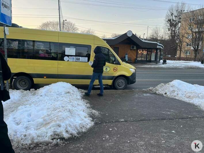 В Калининграде пассажирам приходится выходить в сугробы (фото)  - Новости Калининграда | Фото: «Клопс»