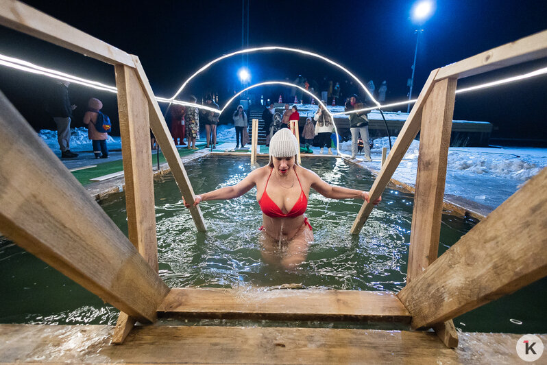 Лёд, прорубь и смельчаки: как прошли крещенские купания в Калининградской области (фоторепортаж) - Новости Калининграда | Фото: Александр Подгорчук / «Клопс»