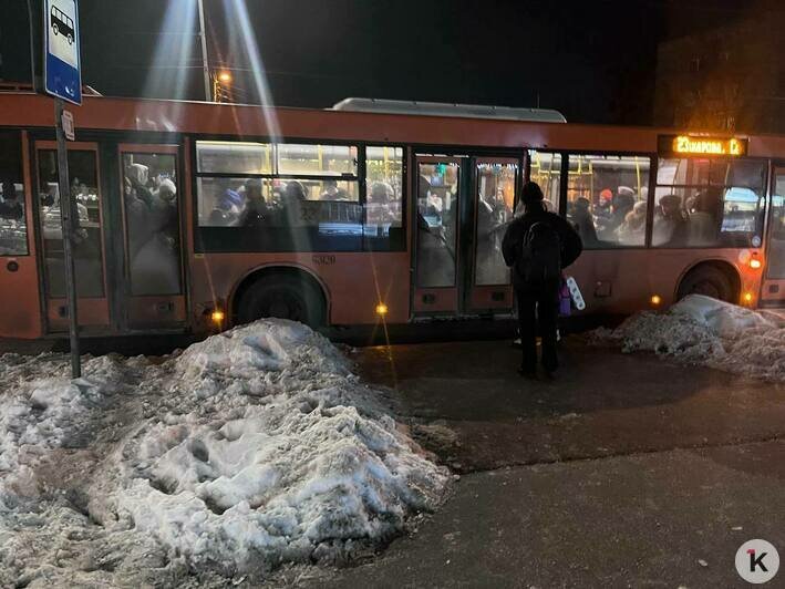 В Калининграде пассажирам приходится выходить в сугробы (фото)  - Новости Калининграда | Фото: «Клопс»