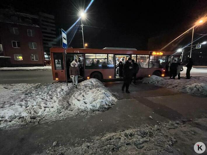 В Калининграде пассажирам приходится выходить в сугробы (фото)  - Новости Калининграда | Фото: «Клопс»