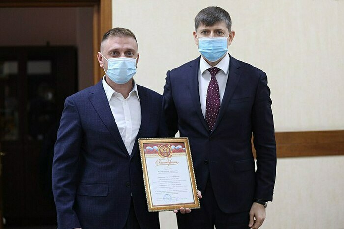 Андрей Кропоткин вручает Анатолию Калине Благодарность от пенсионеров Зеленоградского муниципалитета.  | Фото: сайт областного Заксобрания