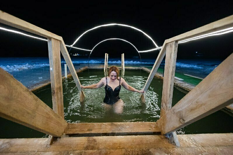 Крещенские купания в водоёме парка развлечений «Аистово». | Фото: Александр Подгорчук / «Клопс»