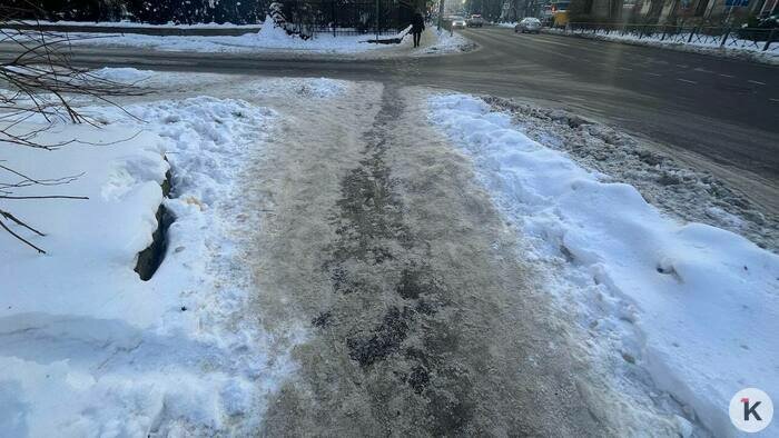 В центре Калининграда пешеходов поджидает ледяная горка-невидимка, на которой не устоять (видео) - Новости Калининграда | Фото: «Клопс»