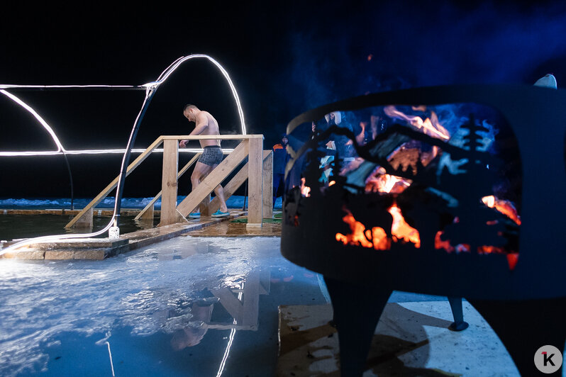 Лёд, прорубь и смельчаки: как прошли крещенские купания в Калининградской области (фоторепортаж) - Новости Калининграда | Фото: Александр Подгорчук / «Клопс»