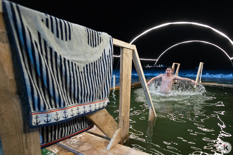 Лёд, прорубь и смельчаки: как прошли крещенские купания в Калининградской области (фоторепортаж) - Новости Калининграда | Фото: Александр Подгорчук / «Клопс»