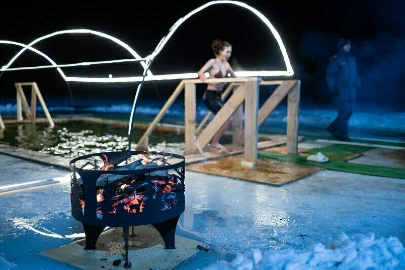 Крещенские купания в водоёме парка развлечений «Аистово». | Фото: Александр Подгорчук / «Клопс»