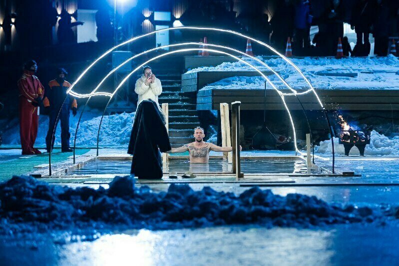 Крещенские купания в водоёме парка развлечений «Аистово». | Фото: Александр Подгорчук / «Клопс»