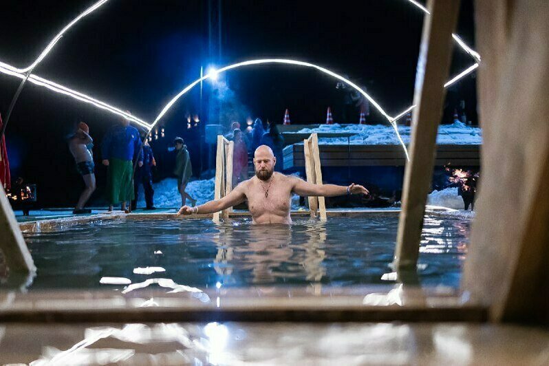 Крещенские купания в водоёме парка развлечений «Аистово». | Фото: Александр Подгорчук / «Клопс»