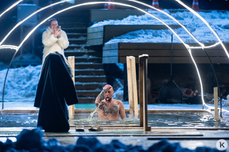 Лёд, прорубь и смельчаки: как прошли крещенские купания в Калининградской области (фоторепортаж) - Новости Калининграда | Фото: Александр Подгорчук / «Клопс»