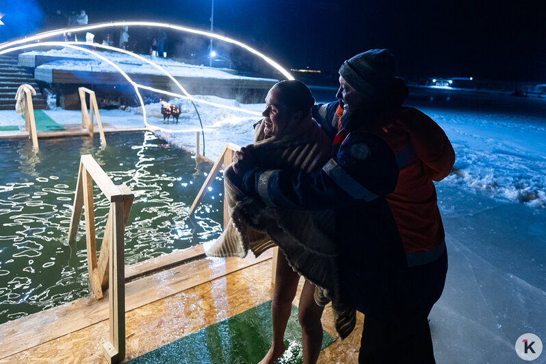 Лёд, прорубь и смельчаки: как прошли крещенские купания в Калининградской области (фоторепортаж) - Новости Калининграда | Фото: Александр Подгорчук / «Клопс»