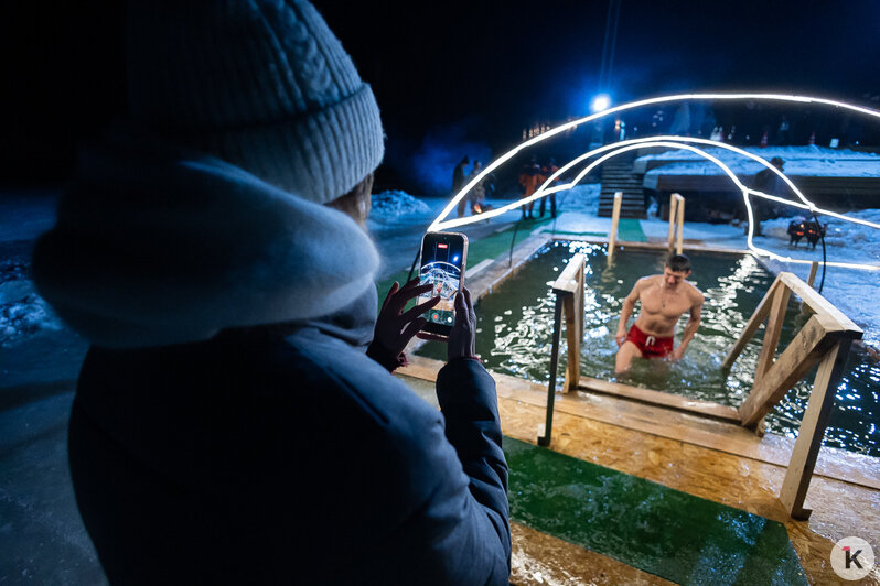 Лёд, прорубь и смельчаки: как прошли крещенские купания в Калининградской области (фоторепортаж) - Новости Калининграда | Фото: Александр Подгорчук / «Клопс»