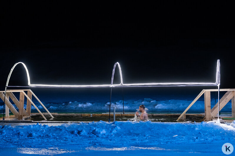 Лёд, прорубь и смельчаки: как прошли крещенские купания в Калининградской области (фоторепортаж) - Новости Калининграда | Фото: Александр Подгорчук / «Клопс»