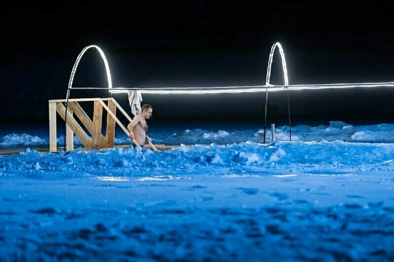 Крещенские купания в водоёме парка развлечений «Аистово». | Фото: Александр Подгорчук / «Клопс»