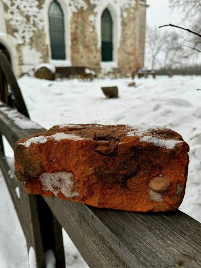 Под Зеленоградском нашли средневековый кирпич с мистическими следами, о происхождении которых спорят учёные (фото)   - Новости Калининграда | Фото: сообщество Кирха Рудау. Парк-Музей ВКонтакте