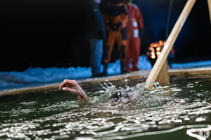 Лёд, прорубь и смельчаки: как прошли крещенские купания в Калининградской области (фоторепортаж) - Новости Калининграда | Фото: Александр Подгорчук / «Клопс»