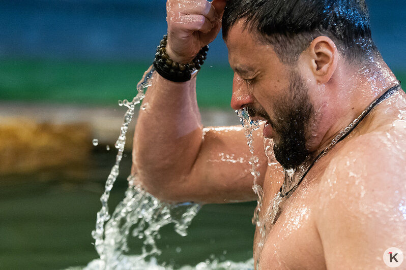 Лёд, прорубь и смельчаки: как прошли крещенские купания в Калининградской области (фоторепортаж) - Новости Калининграда | Фото: Александр Подгорчук / «Клопс»