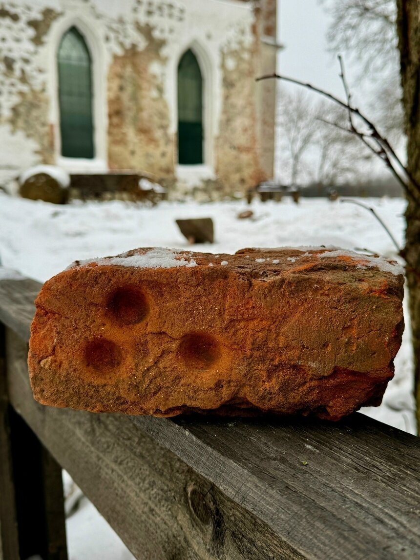 Под Зеленоградском нашли средневековый кирпич с мистическими следами, о происхождении которых спорят учёные (фото)   - Новости Калининграда