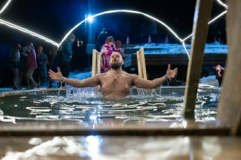 Крещенские купания в водоёме парка развлечений «Аистово». | Фото: Александр Подгорчук / «Клопс»