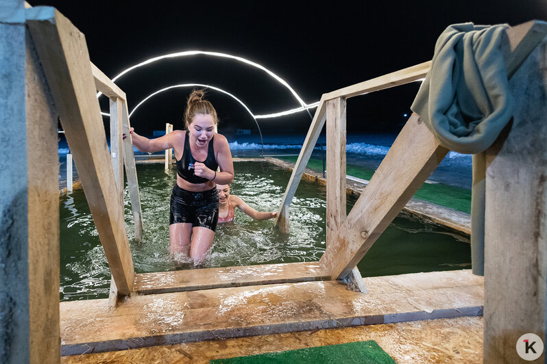 Лёд, прорубь и смельчаки: как прошли крещенские купания в Калининградской области (фоторепортаж) - Новости Калининграда | Фото: Александр Подгорчук / «Клопс»