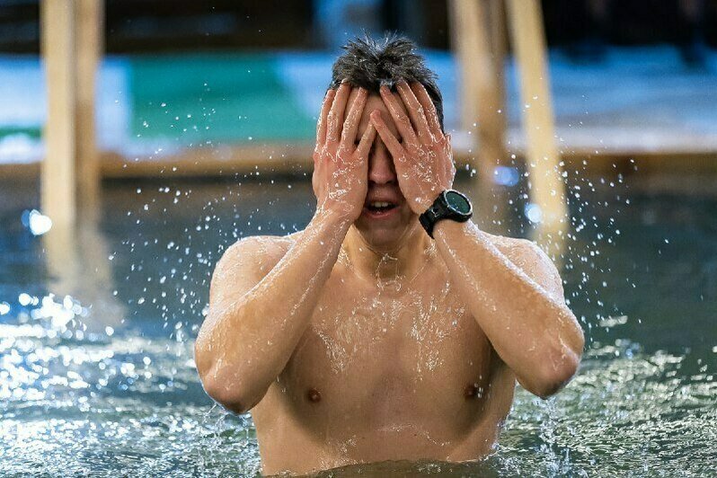 Крещенские купания в водоёме парка развлечений «Аистово». | Фото: Александр Подгорчук / «Клопс»