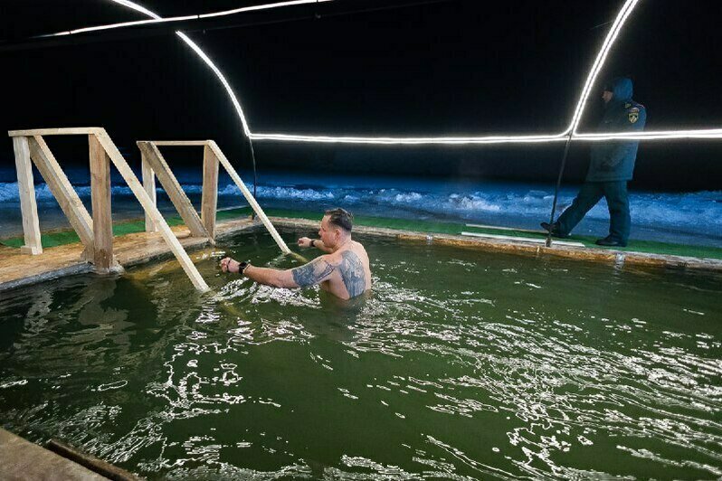 Крещенские купания в водоёме парка развлечений «Аистово». | Фото: Александр Подгорчук / «Клопс»