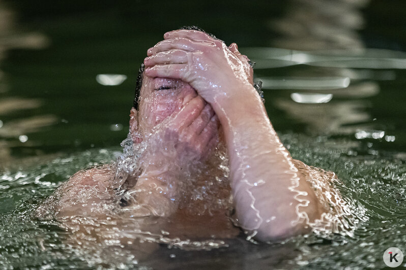 Лёд, прорубь и смельчаки: как прошли крещенские купания в Калининградской области (фоторепортаж) - Новости Калининграда | Фото: Александр Подгорчук / «Клопс»