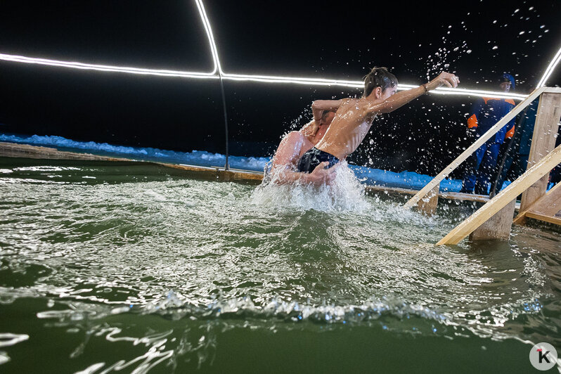 Лёд, прорубь и смельчаки: как прошли крещенские купания в Калининградской области (фоторепортаж) - Новости Калининграда | Фото: Александр Подгорчук / «Клопс»