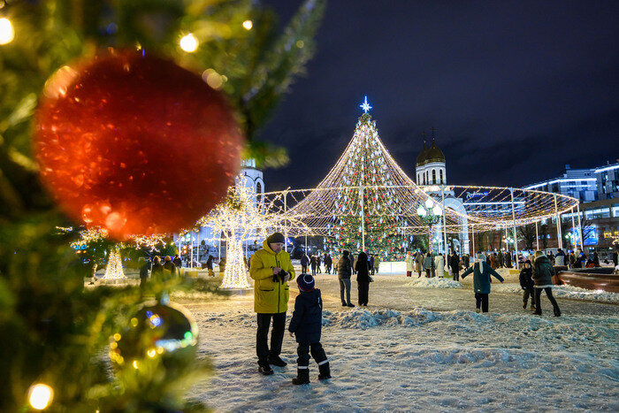 В 2025 на площади поставили новую ёлку. | Фото: Александр Мелехов