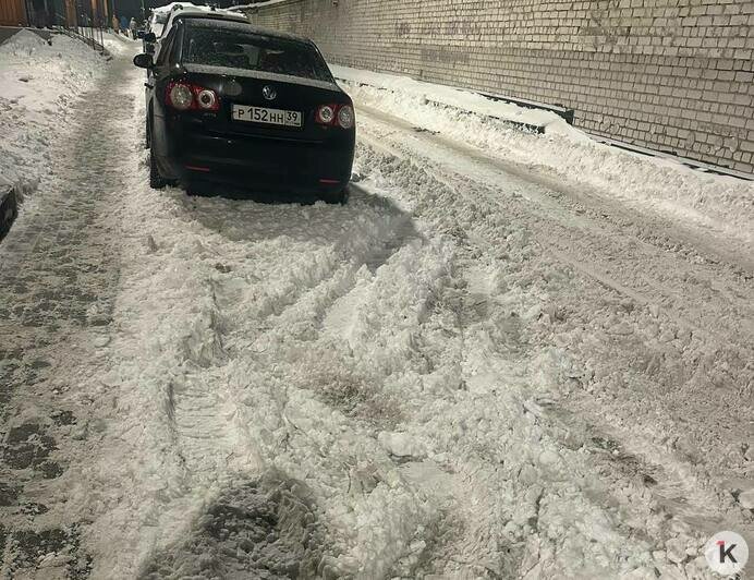 Калининградка сломала ногу в двух местах, упав в нечищеном дворе, даже скорая подъехала по льду с трудом (видео)   - Новости Калининграда | Фото: Юлия