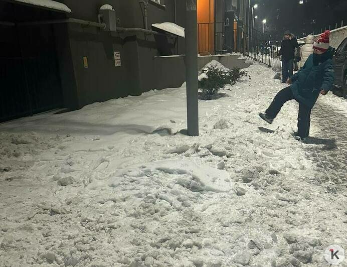 Калининградка сломала ногу в двух местах, упав в нечищеном дворе, даже скорая подъехала по льду с трудом (видео)   - Новости Калининграда | Фото: Юлия