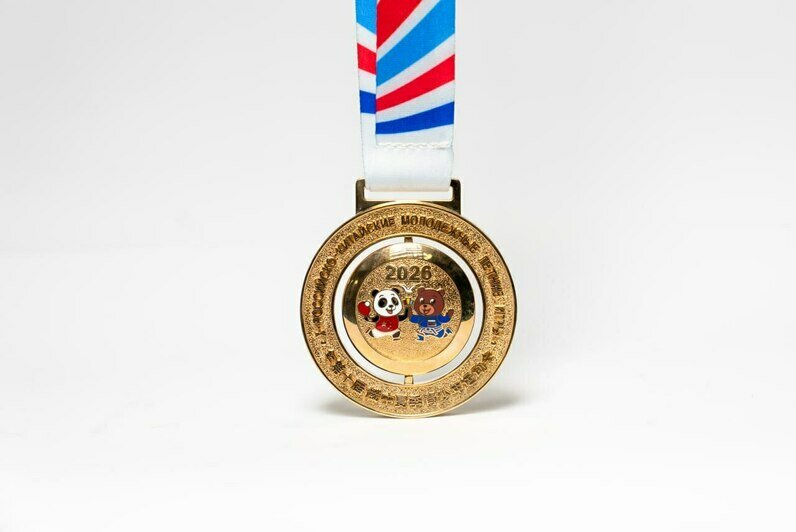 Медали украшают медведь, панда и янтарь | Фото: тг-канал Алексея Беспрозванных