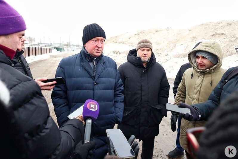 «Да, горнолыжный курорт»: в «Чистоте» показали четырёхэтажную снежную гору, которая будет таять до лета (фото) - Новости Калининграда | Фото: Александр Подгорчук / «Клопс»