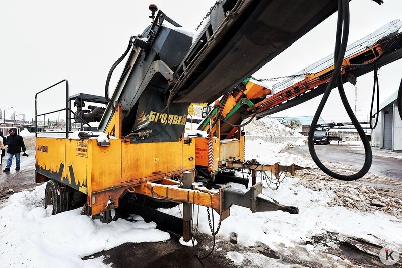 «Да, горнолыжный курорт»: в «Чистоте» показали четырёхэтажную снежную гору, которая будет таять до лета (фото) - Новости Калининграда | Фото: Александр Подгорчук / «Клопс»