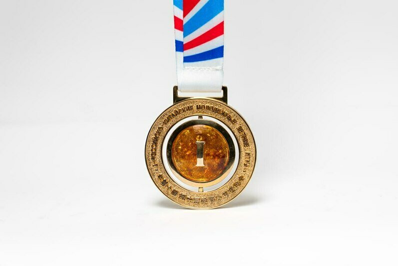 Медали украшают медведь, панда и янтарь | Фото: тг-канал Алексея Беспрозванных