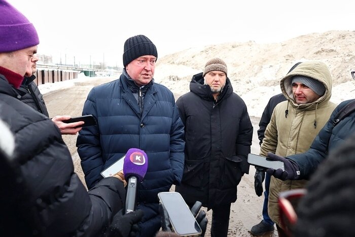 Максим Федосеев рассказал журналистам, как убирают снег с улиц калининграда. | Фото: Александр Подгорчук 