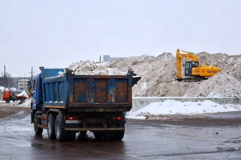Песок в этом году на дорогах города практически не использовали, в основном применяли соль. Со временем гора растает и постепенно уйдет в канализацию. | Фото: Александр Подгорчук 