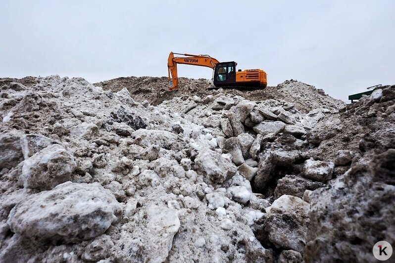 «Да, горнолыжный курорт»: в «Чистоте» показали четырёхэтажную снежную гору, которая будет таять до лета (фото) - Новости Калининграда | Фото: Александр Подгорчук / «Клопс»