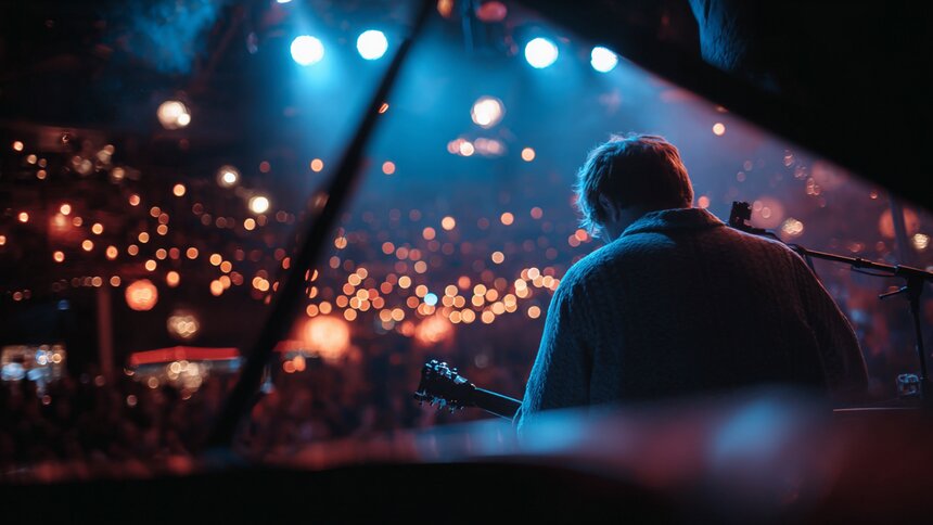 Горшенев, NЮ, Дмитриенко, The Hatters и ещё 14 концертов в Калининграде, билеты на которые стоит купить уже сейчас - Новости Калининграда | Иллюстрация: Ксения Александрова / Midjourney 