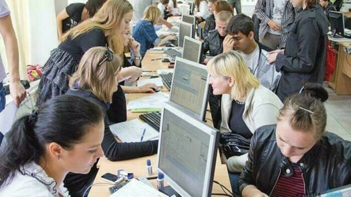 Абитуриентам стоит срочно проверить списки ЕГЭ для поступления в вузы. | Фото: архив "СК"