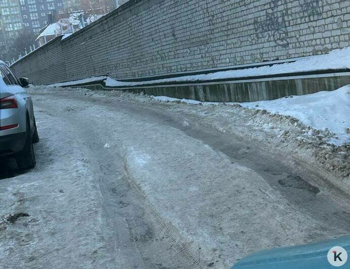 Калининградка сломала ногу в двух местах, упав в нечищеном дворе, даже скорая подъехала по льду с трудом (видео)   - Новости Калининграда | Фото: Юлия