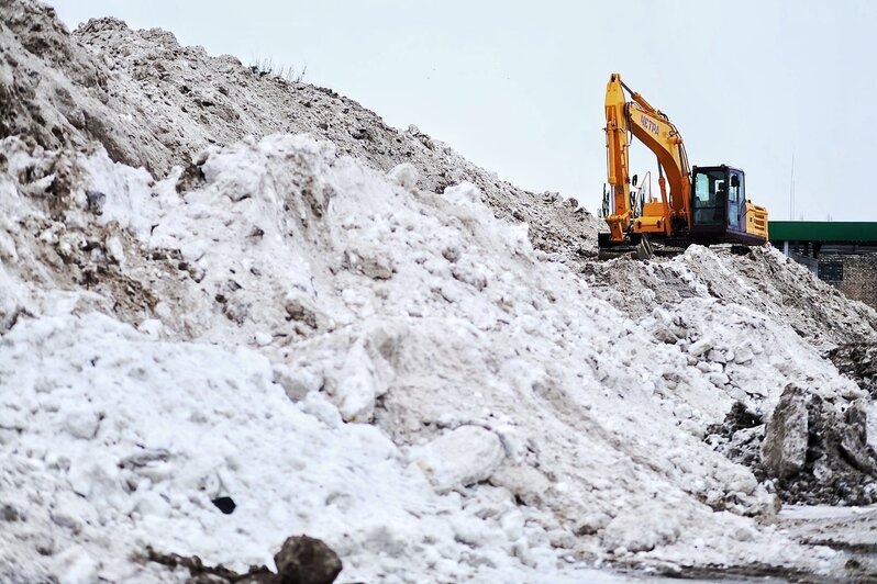 Песок в этом году на дорогах города практически не использовали, в основном применяли соль. Со временем гора растает и постепенно уйдет в канализацию. | Фото: Александр Подгорчук 