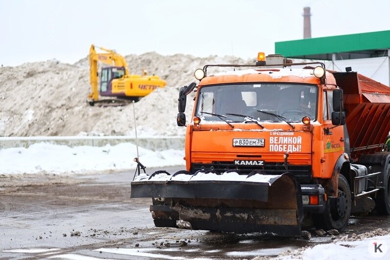 «Да, горнолыжный курорт»: в «Чистоте» показали четырёхэтажную снежную гору, которая будет таять до лета (фото) - Новости Калининграда | Фото: Александр Подгорчук / «Клопс»