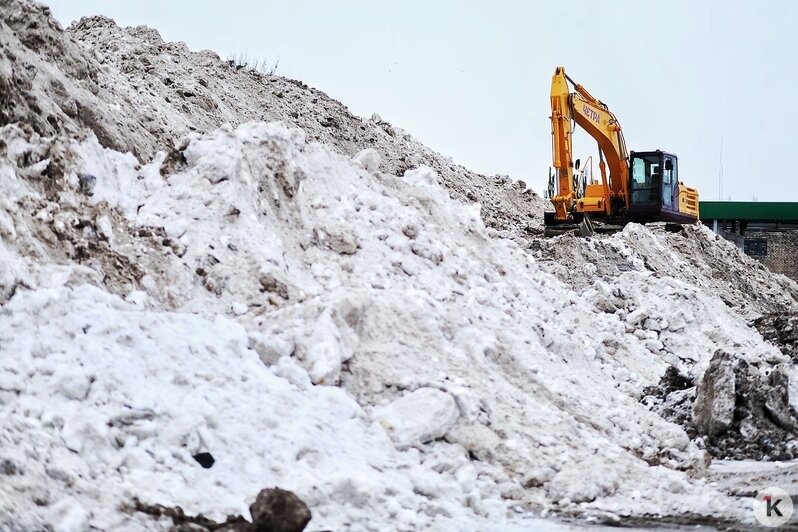 «Да, горнолыжный курорт»: в «Чистоте» показали четырёхэтажную снежную гору, которая будет таять до лета (фото) - Новости Калининграда | Фото: Александр Подгорчук / «Клопс»