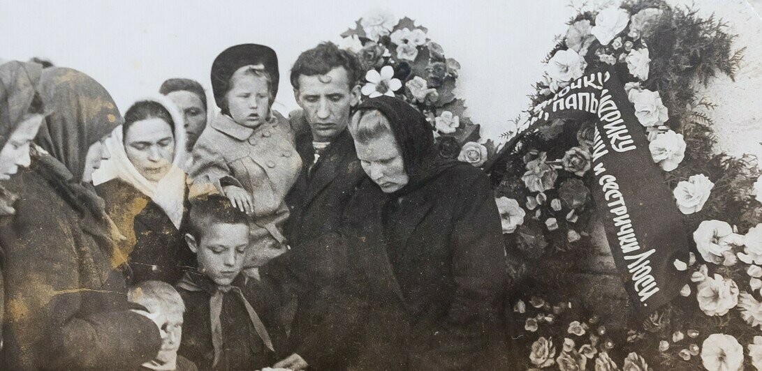 Похороны мальчиков, у гроба Валеры собралась его семья | Фото: личный архив Людмилы Добрияник